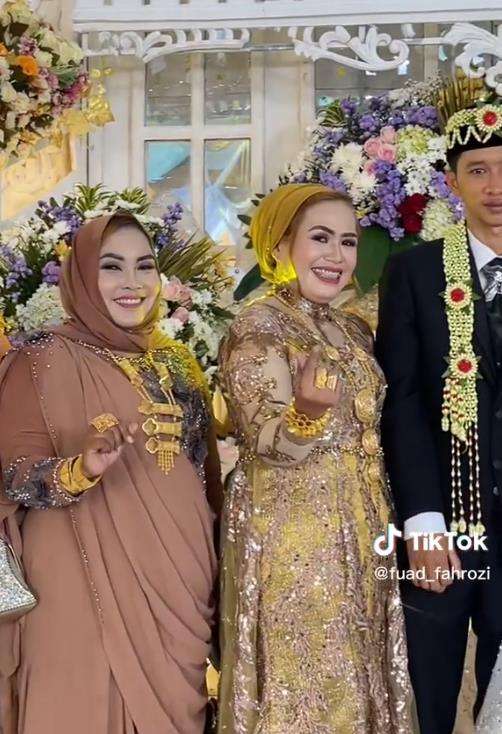 Viral ibu-ibu pamer perhiasan di acara nikahan mirip toko emas berjalan.