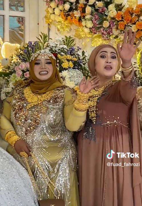 Viral ibu-ibu pamer perhiasan di acara nikahan mirip toko emas berjalan.