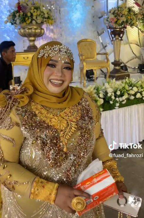 Viral ibu-ibu pamer perhiasan di acara nikahan mirip toko emas berjalan.