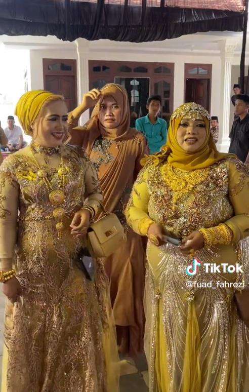 Viral ibu-ibu pamer perhiasan di acara nikahan mirip toko emas berjalan.