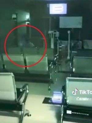 Melihat Hantu Sedang Nonton TV, Petugas Keamanan Klinik ini Malah Ajak Ngobrol dan Rekam dari Dekat
