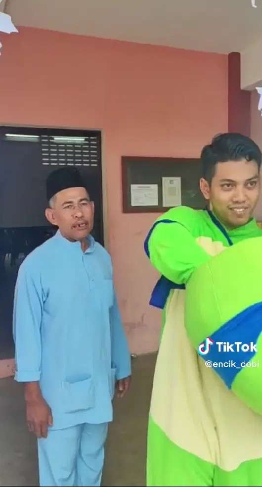 Tak Ingin Buat Suasana Jadi Canggung, Pria ini Pakai Kostum Kura-Kura Ninja ke Resepsi Mantan Pacarnya