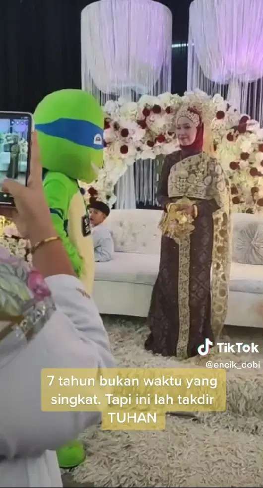 Tak Ingin Buat Suasana Jadi Canggung, Pria ini Pakai Kostum Kura-Kura Ninja ke Resepsi Mantan Pacarnya