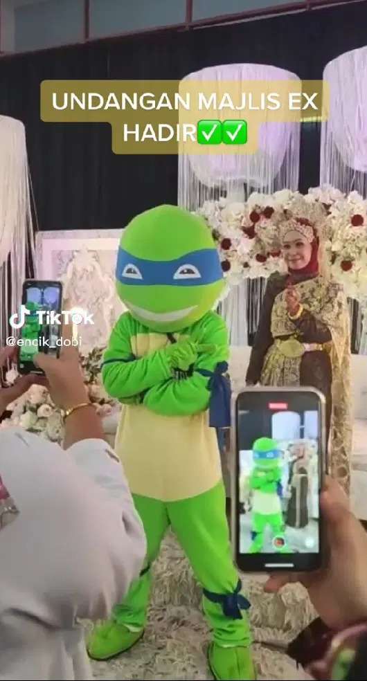 Tak Ingin Buat Suasana Jadi Canggung, Pria ini Pakai Kostum Kura-Kura Ninja ke Resepsi Mantan Pacarnya