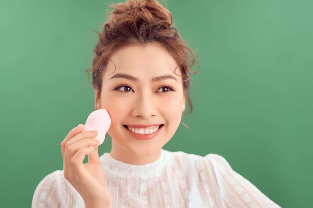 Mau Samarkan Noda Hitam dengan Makeup? Begini Lho Aturannya