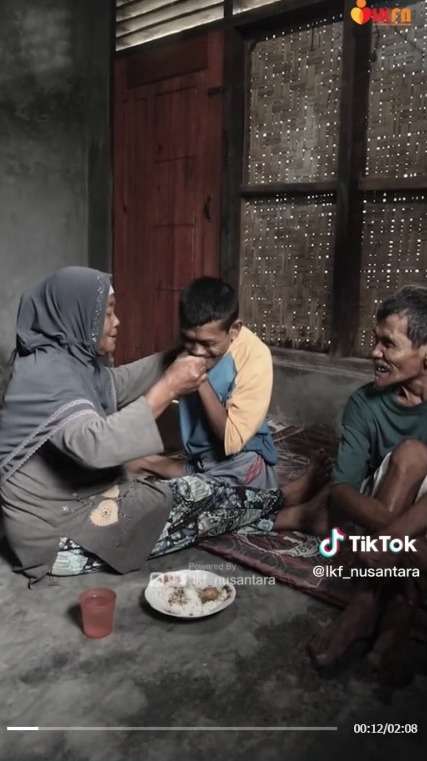 Kisah Perjuangan Seorang Ibu yang Tabah Merawat Anaknya yang Lumpuh dan Kakak yang ODGJ Seorang Diri