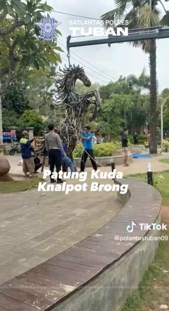 Kreatif Banget! Knalpot Brong Sitaan Disulap Polisi Jadi Karya Seni Patung Kuda