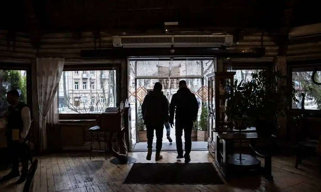 Taras, 23 tahun, Vladyslav, 21 tahun, dan komandan mereka, Olexiy, 39 tahun, saat memasuki kafe