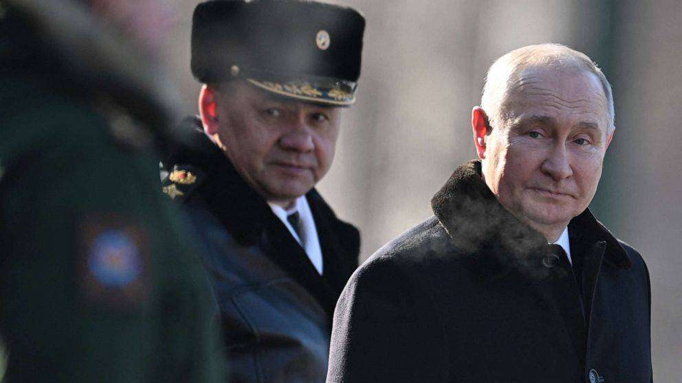 Presiden Vladimir Putin didampngi Menteri Pertahan Rusia