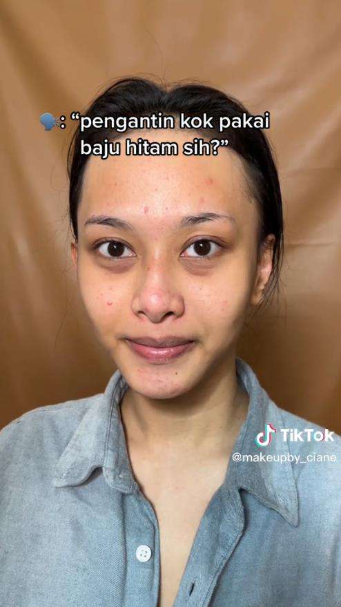 Gaun pengantin Muslimah warna hitam.