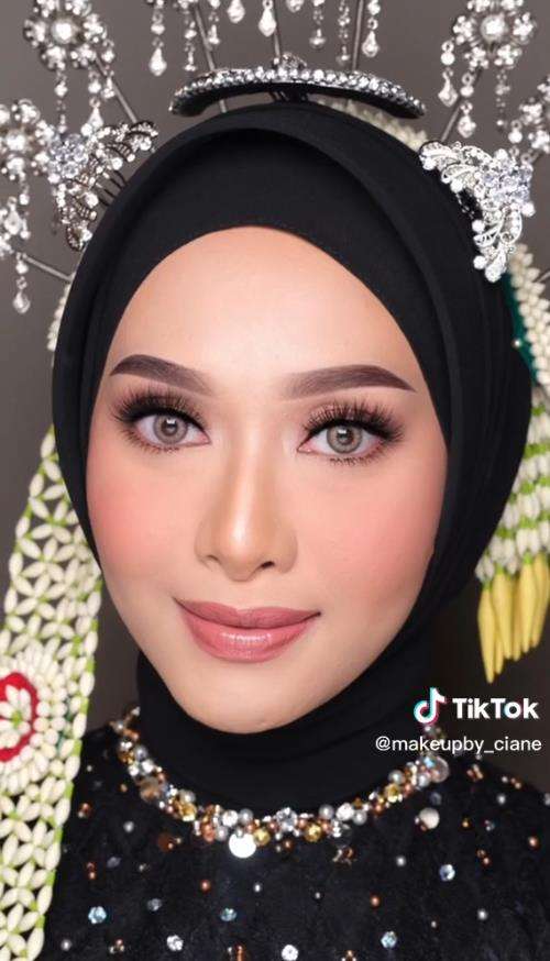 Gaun pengantin Muslimah warna hitam.