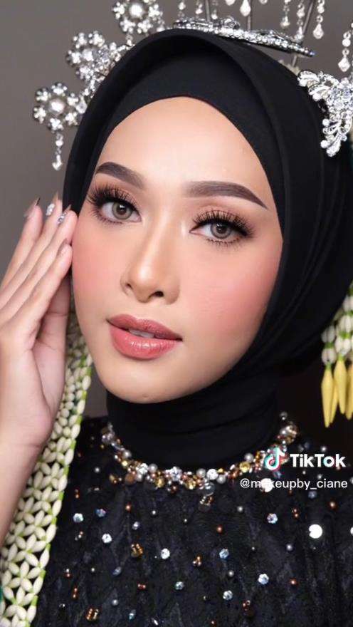 Gaun pengantin Muslimah warna hitam.