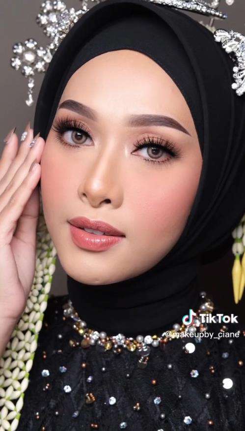 Gaun pengantin Muslimah warna hitam.
