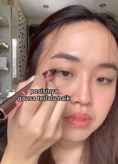 Memakai Eyeliner Stamp