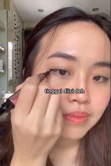 Memakai Eyeliner Stamp