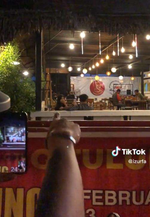 Sudah lamaran, cowok ini pergoki calon istri selingkuh di kafe.