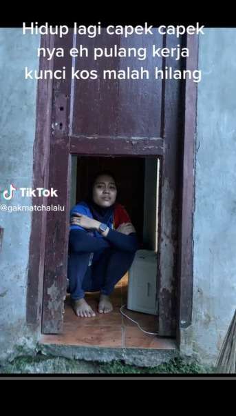Apes! Capek Pulang Kerja, Kunci Kosan Wanita ini Hilang Akhirnya Bobok Pintu Sampe Bolong Setengah