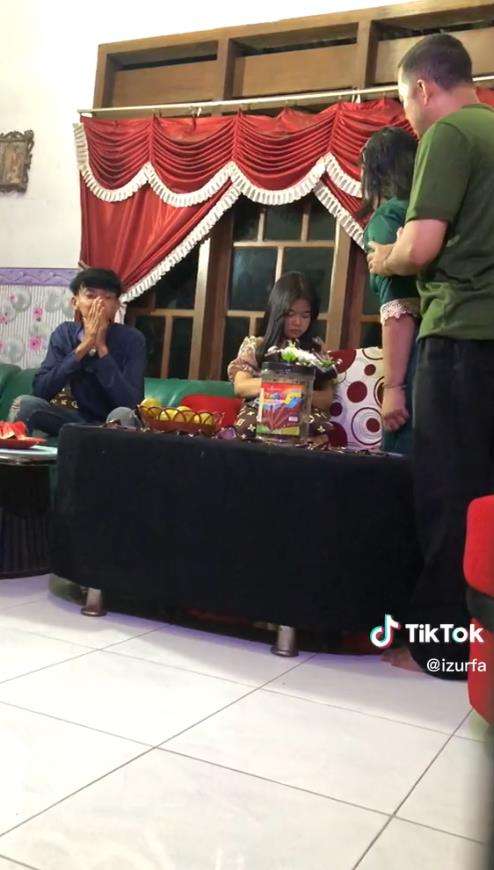 Sudah lamaran, cowok ini pergoki calon istri selingkuh di kafe.