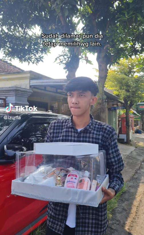 Sudah lamaran, cowok ini pergoki calon istri selingkuh di kafe.