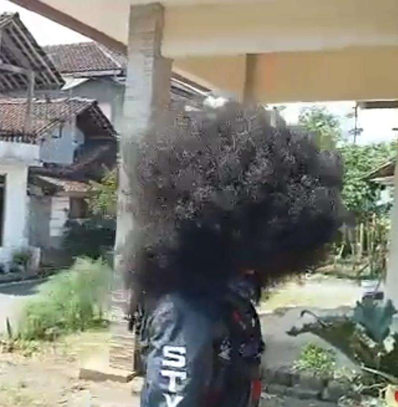 Penampilan rambut Debt Collector bikin salah fokus.