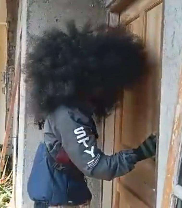 Penampilan rambut Debt Collector bikin salah fokus.