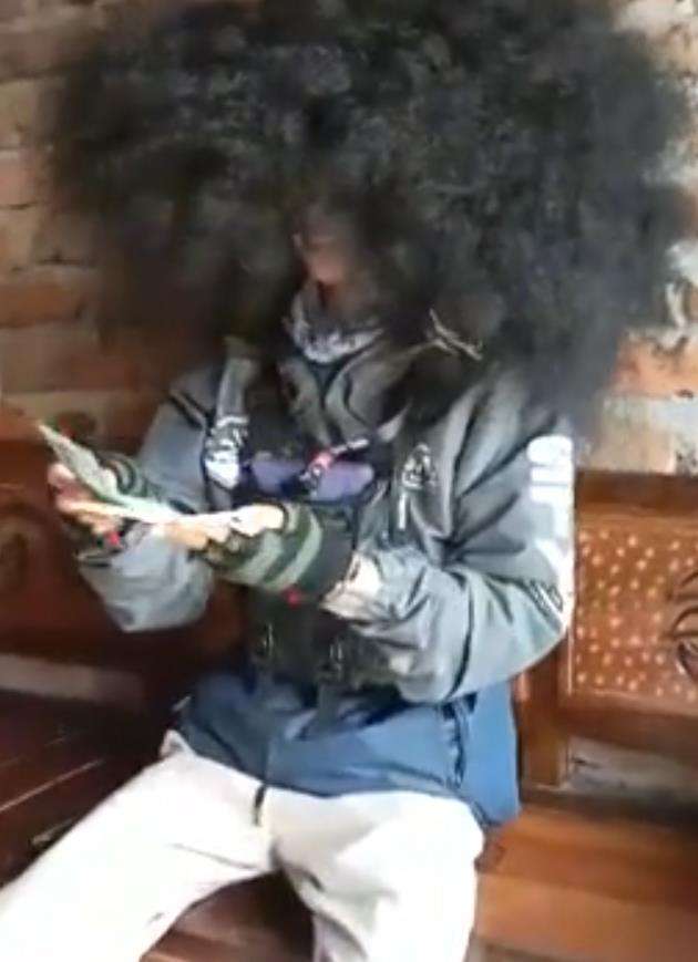 Penampilan rambut Debt Collector bikin salah fokus.