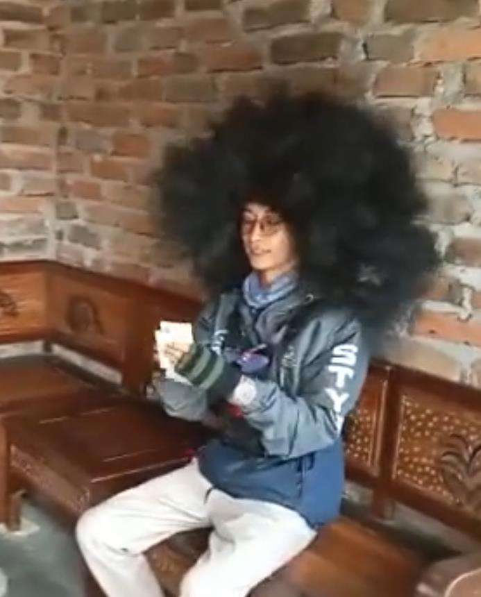 Penampilan rambut Debt Collector bikin salah fokus.