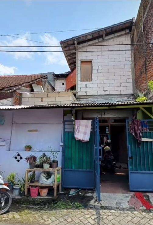 Renovasi rumah kayak kandang ayam.