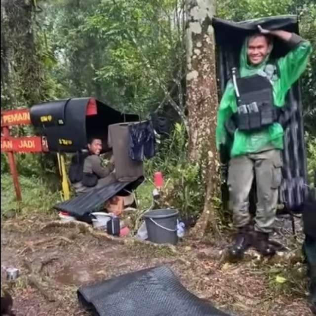 Tanpa Tenda dan Tempat Berteduh, Begini Cara Anggota Brimob Tidur di Hutan saat Hujan Turun