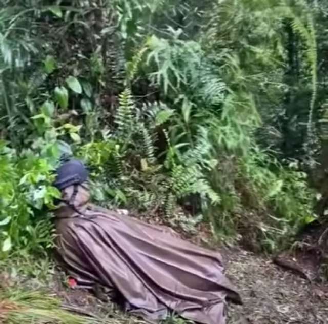Tanpa Tenda dan Tempat Berteduh, Begini Cara Anggota Brimob Tidur di Hutan saat Hujan Turun