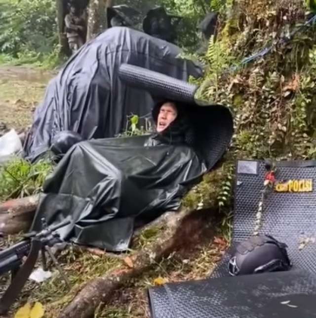 Tanpa Tenda dan Tempat Berteduh, Begini Cara Anggota Brimob Tidur di Hutan saat Hujan Turun