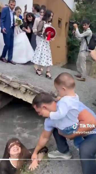Sakit Plus Malu! Momen Wanita Tercebur Saat Sedang Merekam Pengantin, Kali ini Kameramen Tak Selamat