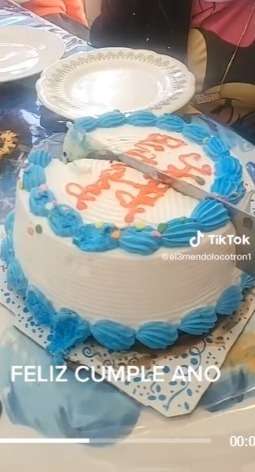 Kue Tart Sekeras Batu, Ngirisnya Sampai Harus Dipalu