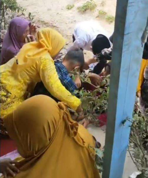 Ayah nikah lagi, bocah ini nangis teringat almarhumah ibunya.