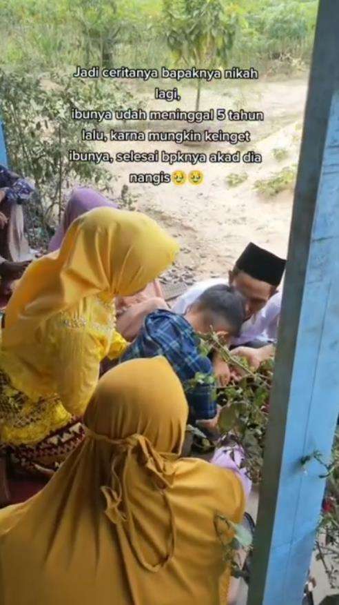 Ayah nikah lagi, bocah ini nangis teringat almarhumah ibunya.