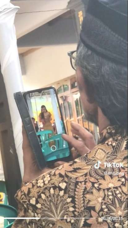 Ngakak! Mau Foto Biduan di Kondangan, Memori Handphone Kakek ini Malahan Penuh
