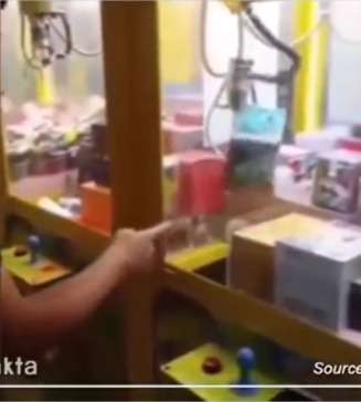 Momen Kocak Kena PHP Mesin Capit, Udah Seneng Hadiah Jatuh Akhirnya Bikin Tepok Jidat