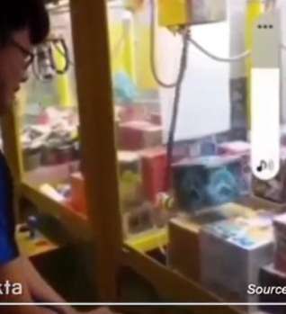 Momen Kocak Kena PHP Mesin Capit, Udah Seneng Hadiah Jatuh Akhirnya Bikin Tepok Jidat
