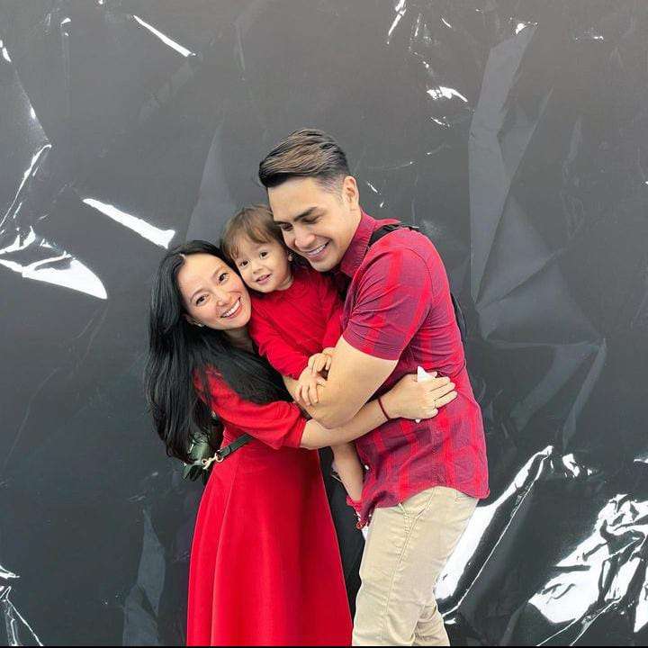 Asmirandah bersama suami dan putrinya