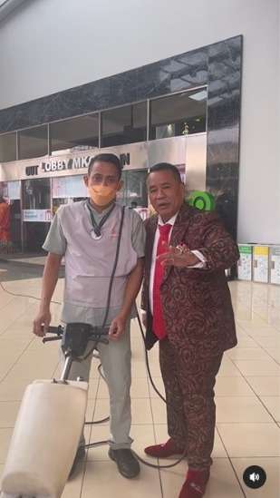 Seorang Petugas Kebersihan Kembalikan Dompet Hotman Paris yang Jatuh, Berisi Hampir 70 Juta Menolak Diberi Uang Terima Kasih