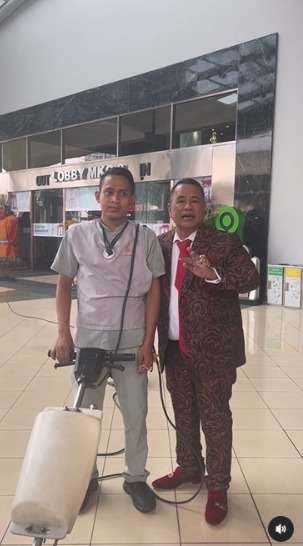 Seorang Petugas Kebersihan Kembalikan Dompet Hotman Paris yang Jatuh, Berisi Hampir 70 Juta Menolak Diberi Uang Terima Kasih