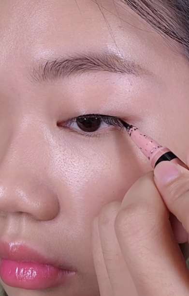 Memakai Eyeliner