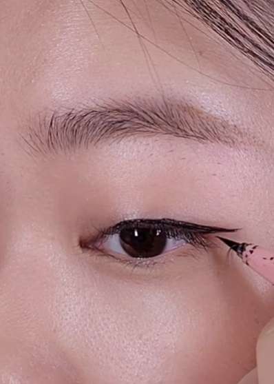 Memakai Eyeliner
