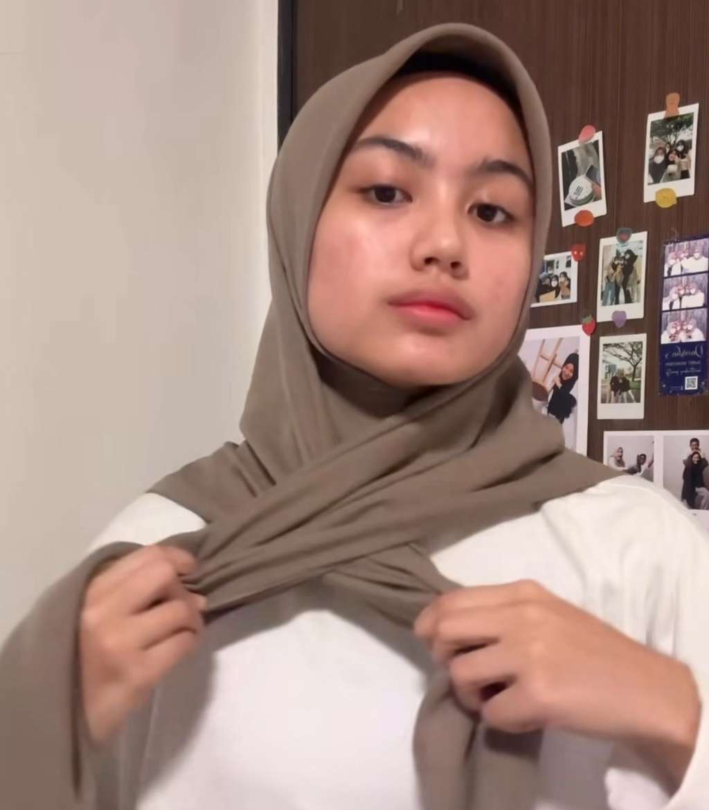Tutorial Style Hijab Segi Empat Manis untuk Bukber