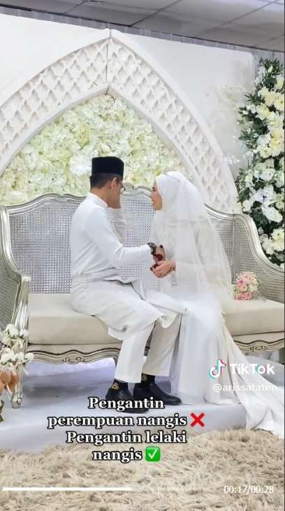 Momen Haru Pengantin Pria Nangis Saat Istrinya Cium Tangan, Ekspresinya Tulis Banget