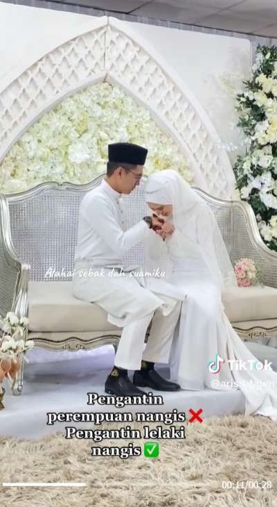 Momen Haru Pengantin Pria Nangis Saat Istrinya Cium Tangan, Ekspresinya Tulis Banget