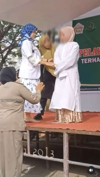 Viral Video Wanita Dihukum Cambuk 100 Kali Gegara Berzina, Baru 3 Kali Sudah Meringis