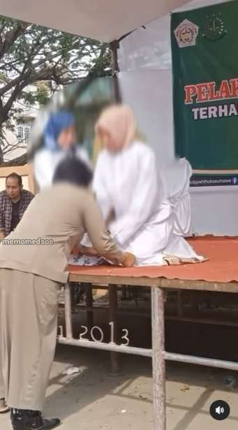 Viral Video Wanita Dihukum Cambuk 100 Kali Gegara Berzina, Baru 3 Kali Sudah Meringis