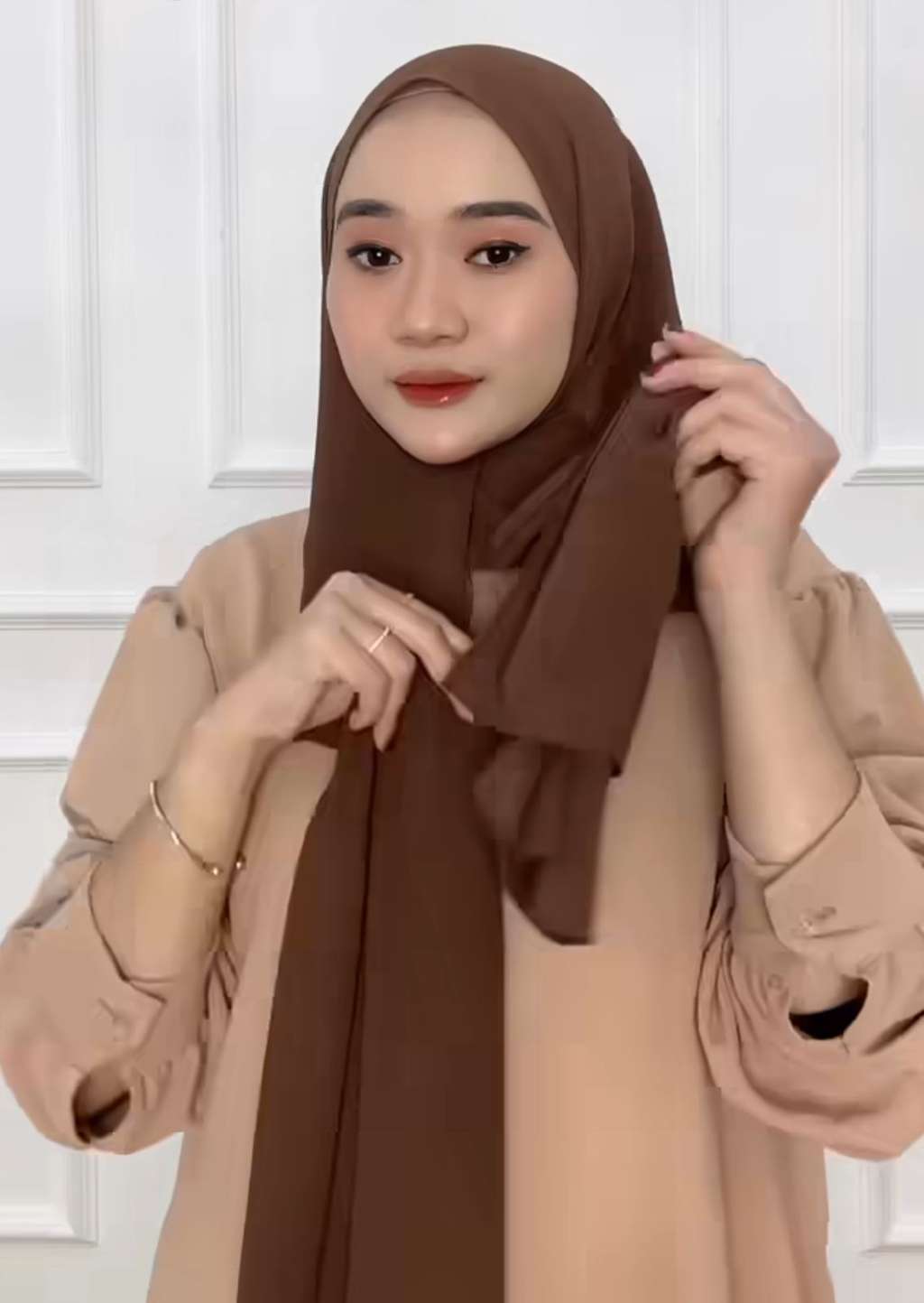Coba Yuk, Styling Pashmina Simpel yang Bikin Tampilan Manis Banget