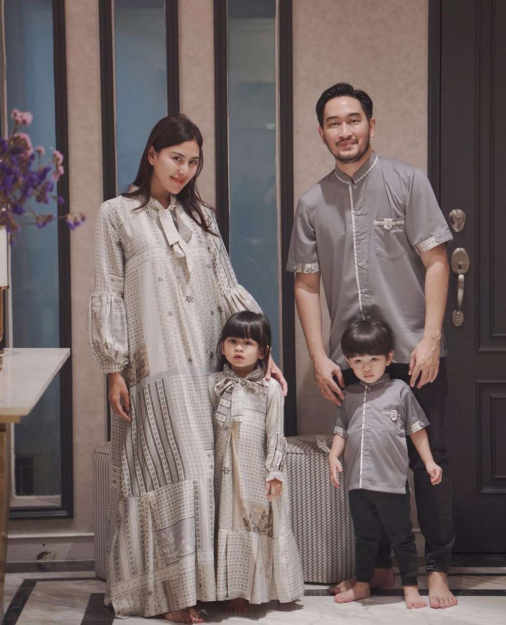 Syahnaz Sadiqah bersama suami dan anak kembarnya